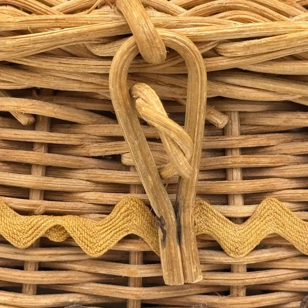Vintage Wicker Lidded Basket Floral Top Cottagecore Storage‎ Sewing Box